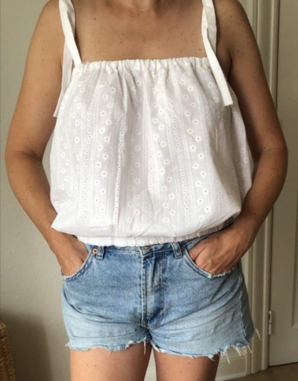 by Anya – Bomulds Top med Broderede Blomster & Bindestropper (Str. S/M) - REUSERS