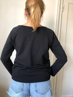 by Anya – Klassisk sort bluse – Bådhals og længere ryg - REUSERS