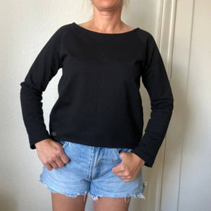 by Anya – Klassisk sort bluse – Bådhals og længere ryg - REUSERS