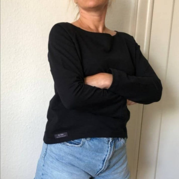 by Anya – Klassisk sort bluse – Bådhals og længere ryg - REUSERS
