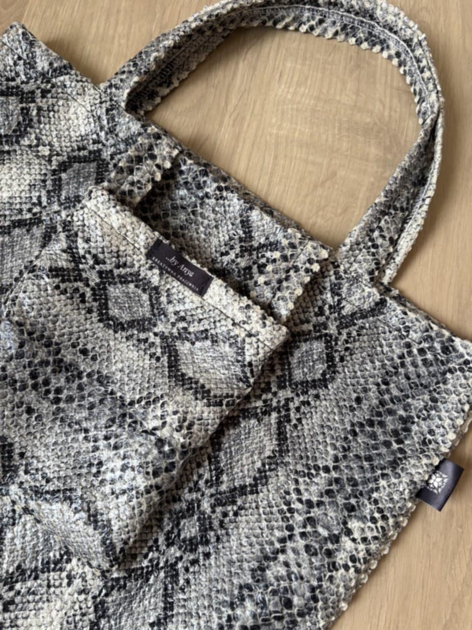 By Anya – Shopper i snakeprint – Grå/Sort - REUSERS