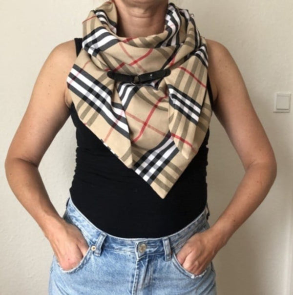 by Anya – Stort Ternet Tørklæde – Klassisk Beige/Sort/Rød (120x120 cm) - REUSERS