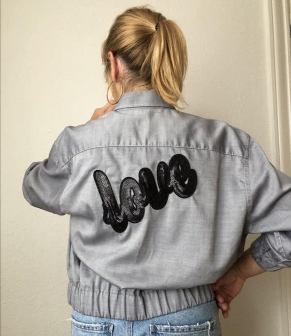 by Anya – Upcycled Grå Skjorte – Med LOVE Applikation (Str. S) - REUSERS