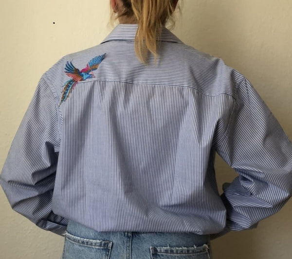 by Anya – Upcycled Skjorte m. Fuglebroderi – Blå/Hvid Stribet - REUSERS