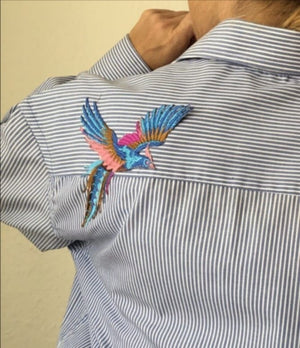 by Anya – Upcycled Skjorte m. Fuglebroderi – Blå/Hvid Stribet - REUSERS