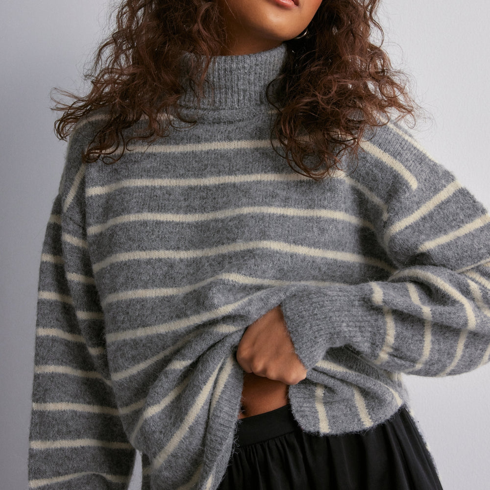 Pieces – Roll Neck Knit – Mørkegrå striber - REUSERS